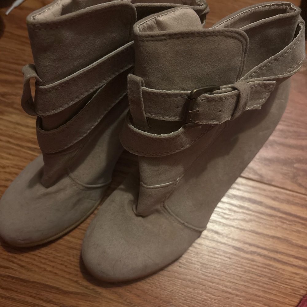 Stylish Women's Tan Wedge Boots